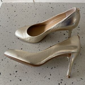 Michael Kors Ashby Flex Pumps Metallic Leather Pale Gold Dress Heels Women’s 7M
